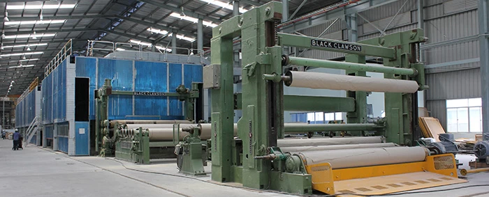 Dây chuyền máy xeo giấy công nghiệp Black Clawson đặt trong nhà xưởng